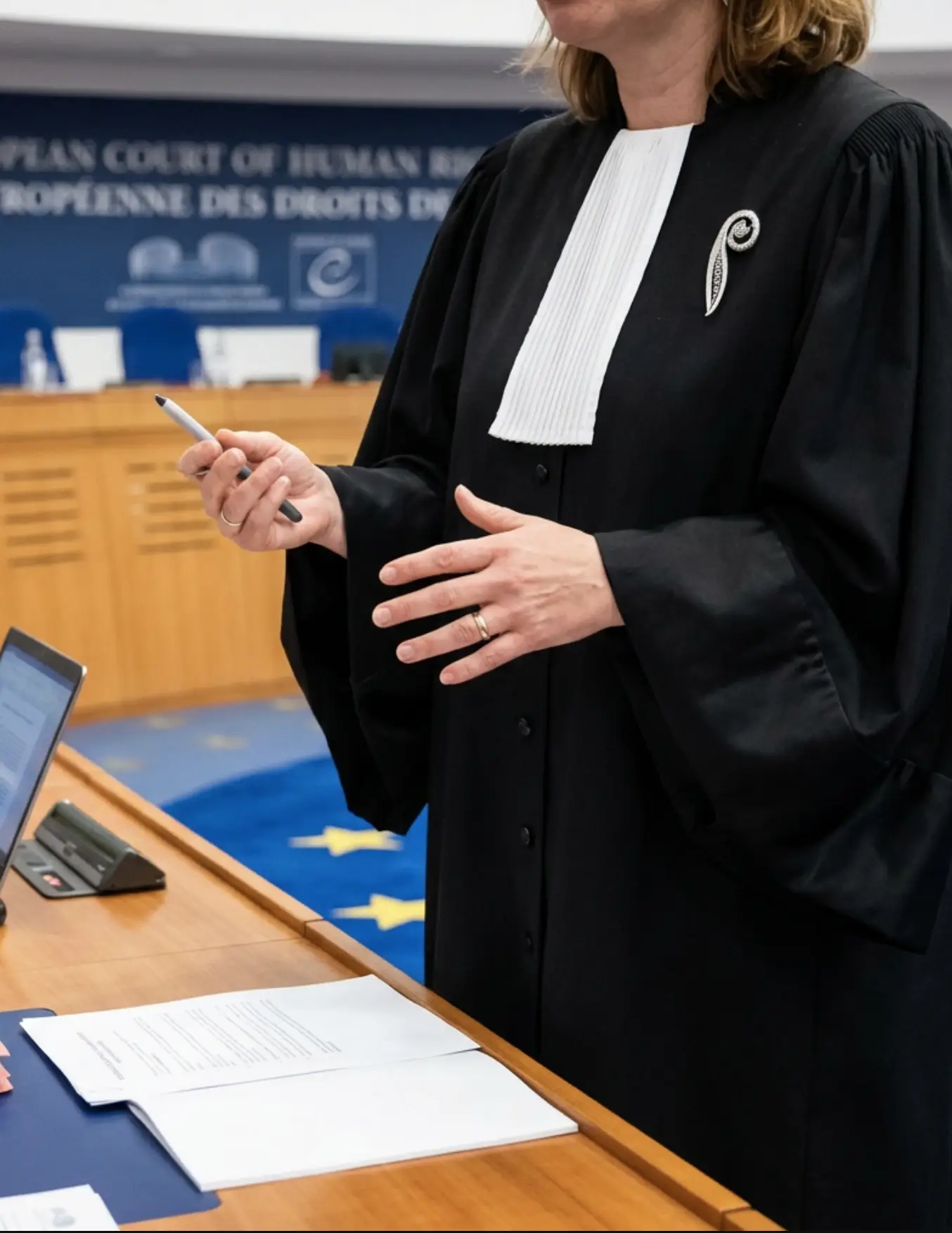 Béatrice Versie en robe d'avocate, en audience